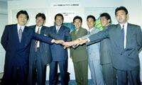 　ジャンボ尾崎ゴルフスクール発表で勢ぞろいする（左から）羽川豊、尾崎健夫、尾崎将司さん、尾崎直道、飯合肇、金子柱憲、東聡＝１９９１年１２月