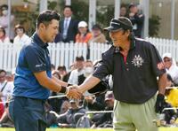 　尾崎将司さん（右）と握手を交わす松山英樹＝２０１７年