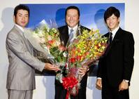 　世界ゴルフ殿堂入りを果たし、池田勇太（左）と石川遼（右）に祝福される尾崎将司さん＝２０１０年１０月６日　
