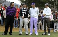 　笑顔でトークする（左から）尾崎将司さん、薗田峻輔、池田勇太、石川遼＝２０１０年