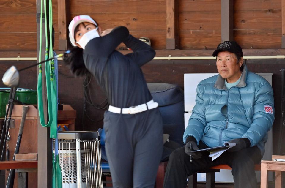 　セレクション参加者のショットを見つめる尾崎将司＝２２年２月