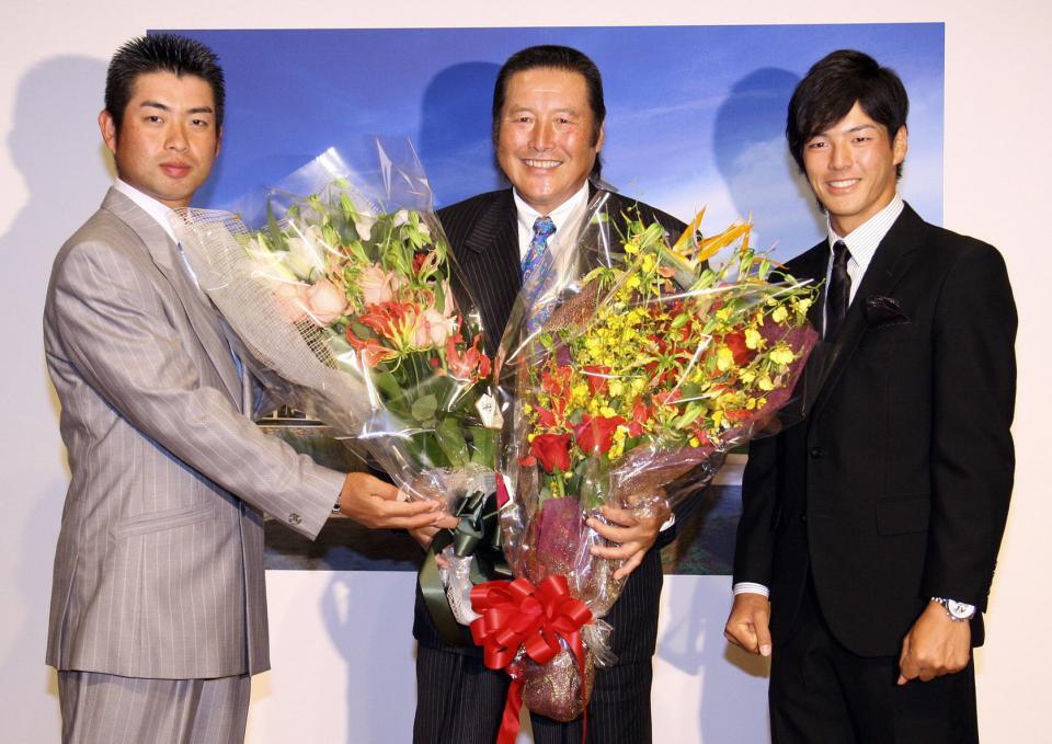 　世界ゴルフ殿堂入りし、池田勇太（左）と石川遼（右）に祝福される尾崎将司（中央）