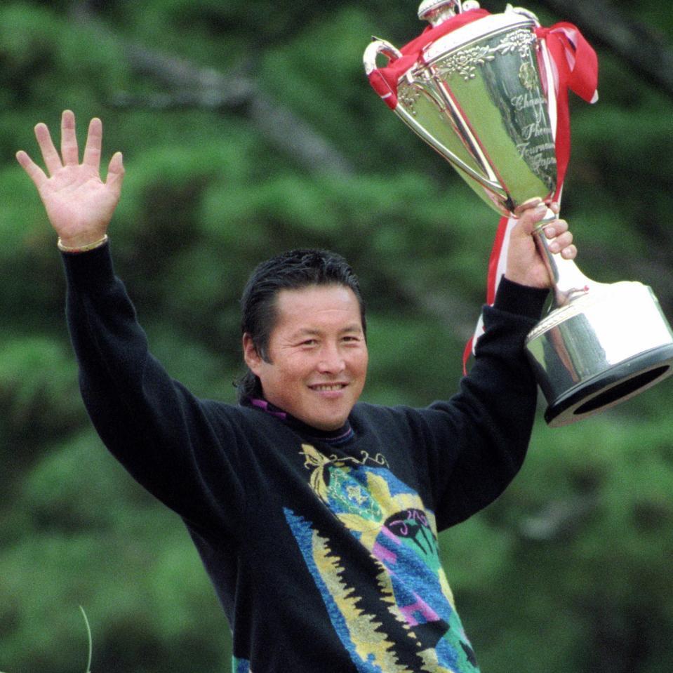 　ダンロップフェニックスで通算１００勝を達成した尾崎将司＝９６年１１月１７日