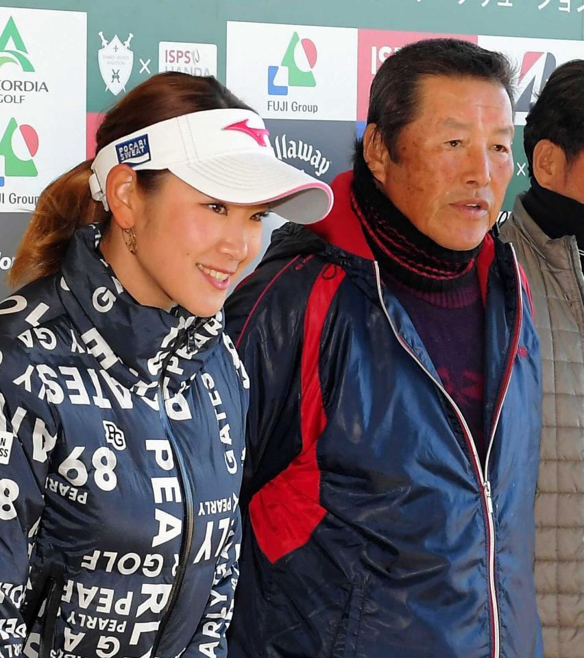 　ジャンボ尾崎ジュニアレッスン会であいさつする原英莉花。右はジャンボ尾崎＝２０２０年２月