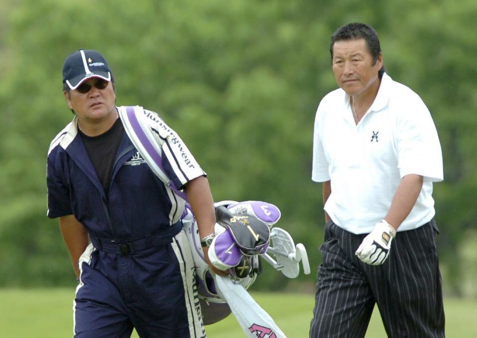 　尾崎将司さん（右）の専属キャディーを長年務めた佐野木計至さん