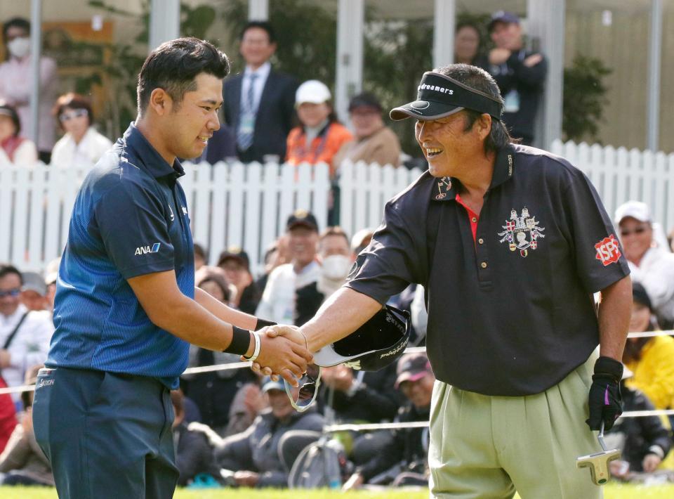 　尾崎将司さん（右）と握手を交わす松山英樹＝２０１７年