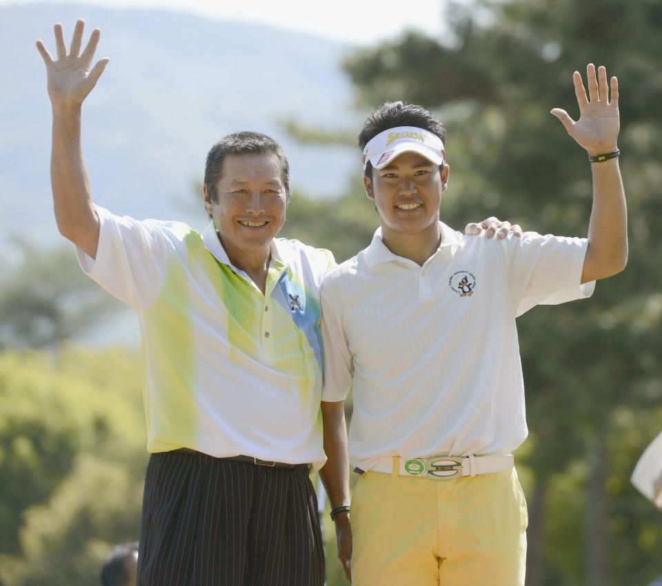 　尾崎将司さん（左）と肩を組み、笑顔でギャラリーの声援に応える松山英樹＝２０１３年