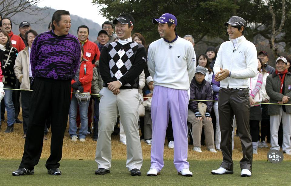 　笑顔でトークする（左から）尾崎将司さん、薗田峻輔、池田勇太、石川遼＝２０１０年