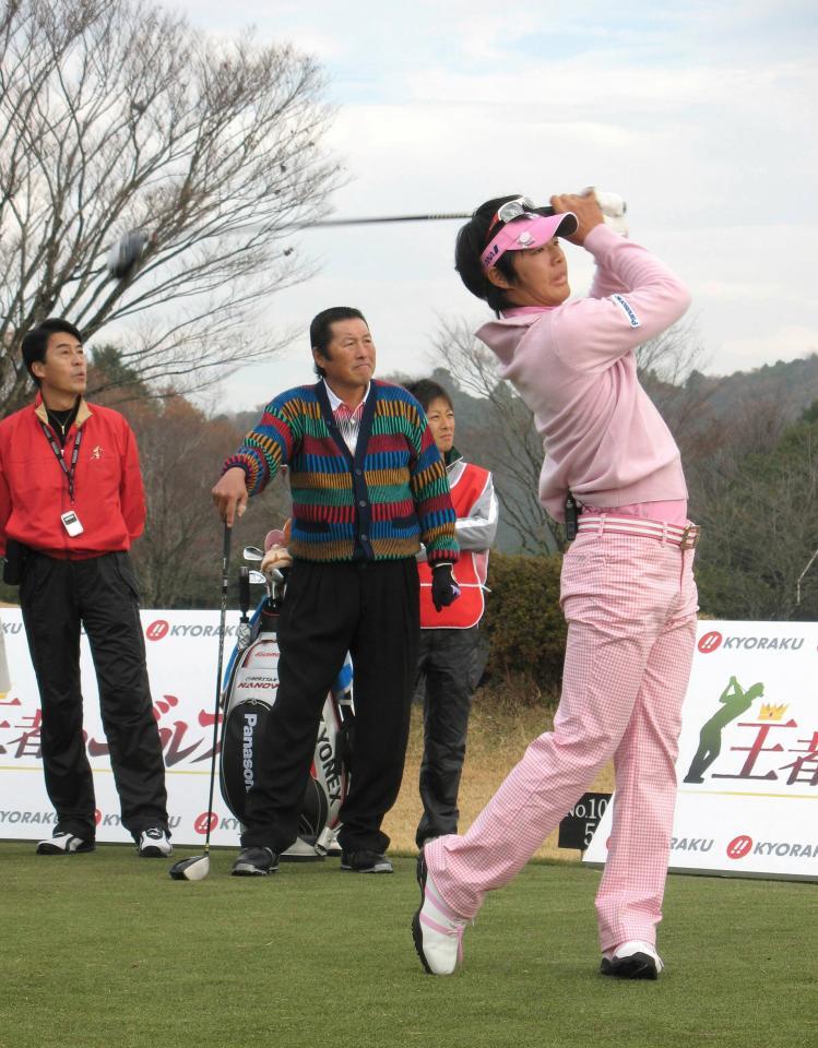 　石川遼（右）のティーショットを見守る尾崎将司さん（中央）＝２０００年