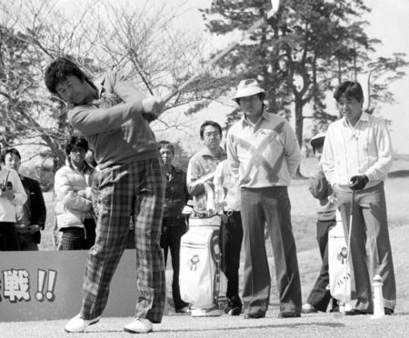 　勢ぞろいした（左から）尾崎将司さん、健夫、直道の３兄弟＝８６年３月