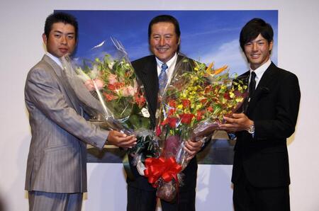 　世界ゴルフ殿堂入りした尾崎さん（中央）を祝福する池田勇太（左）と石川遼＝１０年