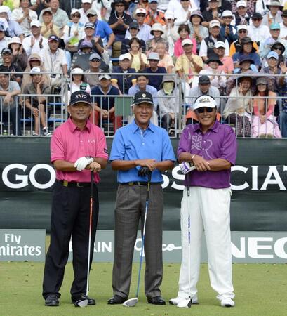 　１２年１０月の日本オープンで同組でプレー。フォトセッションに応じる（左から）中嶋常幸、青木功、尾崎将司さん