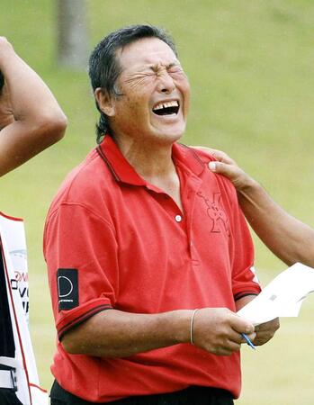　エージシュートを達成し、感極まった表情を見せる７０歳の尾崎将司さん＝２０１７年１０月
