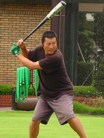 　自宅でバットを手に素振りをする尾崎将司さん＝０１年９月