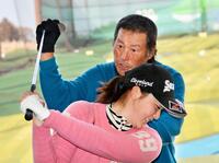 　ジュニアを対象としたレッスン会で選手を指導する尾崎さん（奥）＝１９年２月