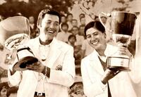 　東海クラシック、優勝カップを手に樋口久子（右）と喜色満面の尾崎将司さん＝７７年