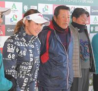 　弟子の原英莉花（左）と尾崎将司さん＝２０年２月