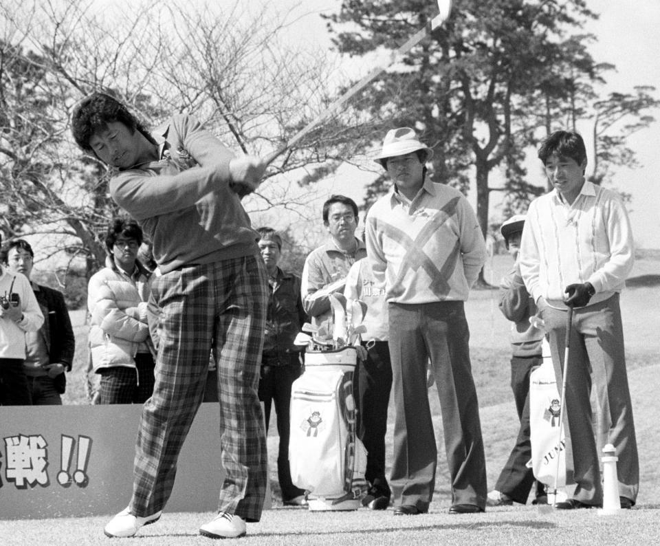 　勢ぞろいした（左から）尾崎将司さん、健夫、直道の３兄弟＝８６年３月