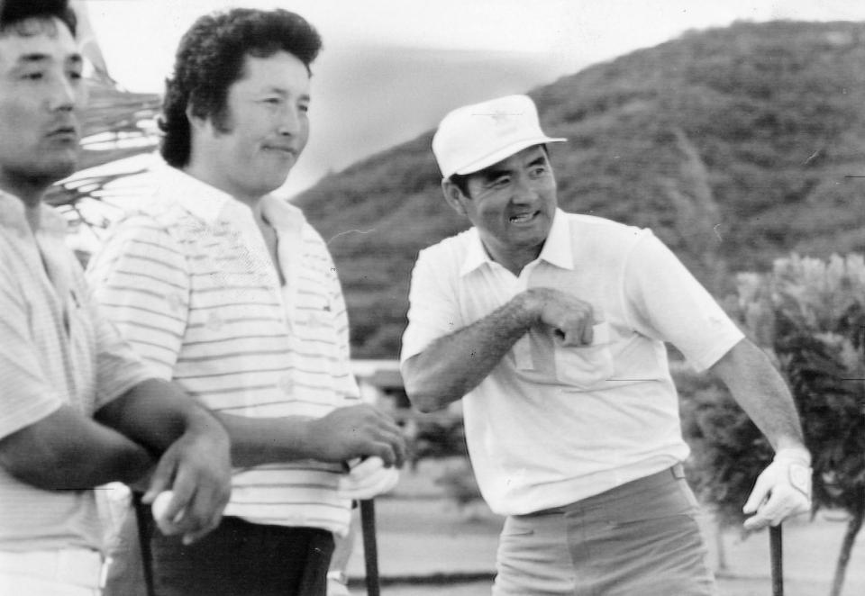 　名球会ゴルフで長嶋茂雄さん（右）と一緒にラウンドする尾崎将司さん＝８６年