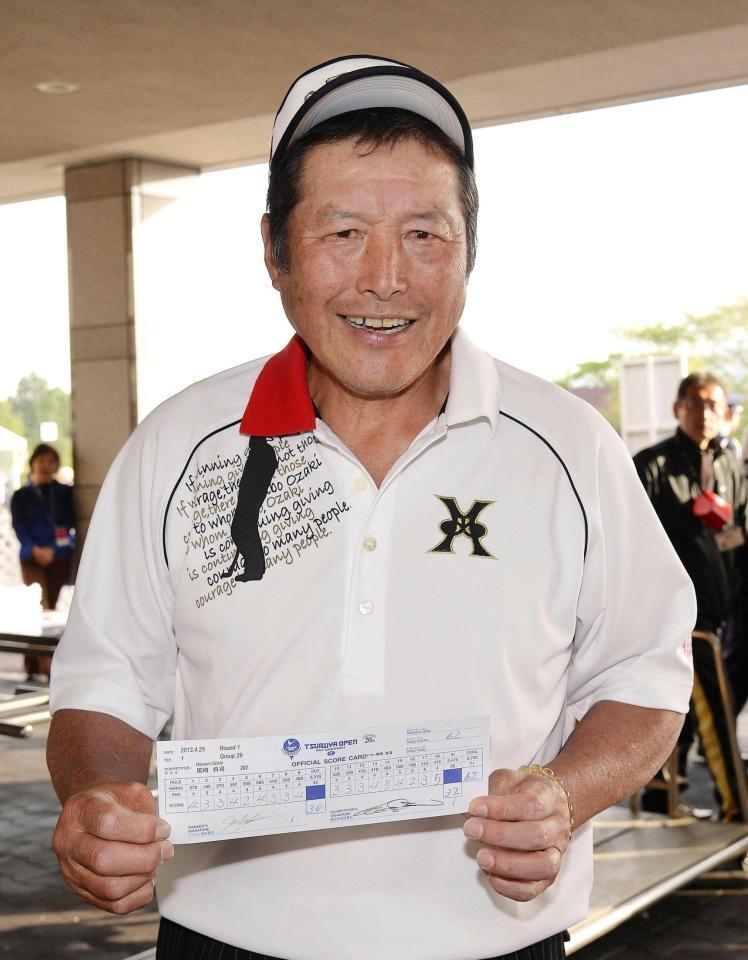 　つるやオープン第１Ｒでエージシュートを達成し、スコアカードを手に笑顔の尾崎将司さん＝１３年（大会提供）