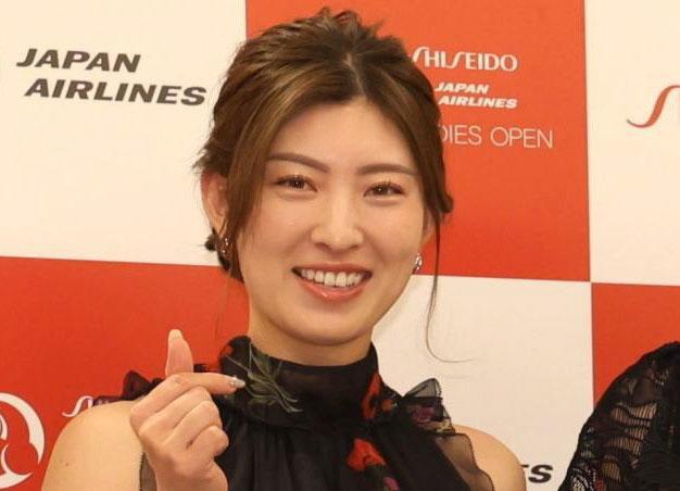 美女ゴルファー 左手首にキラリ高級時計