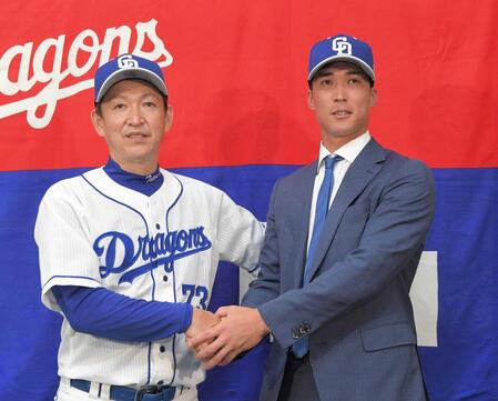 　立浪監督（左）と握手する中日時代の後藤駿太＝２２年