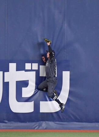 　楽天・岡島の打球を好捕するオリックス時代の後藤駿太＝２１年