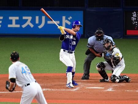 　中越えに適時二塁打を放つ中日時代の後藤駿太＝２２年