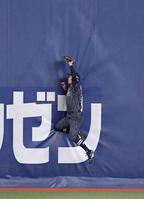 　楽天・岡島の打球を好捕するオリックス時代の後藤駿太＝２１年