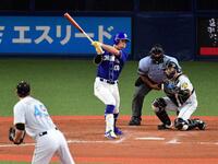　中越えに適時二塁打を放つ中日時代の後藤駿太＝２２年