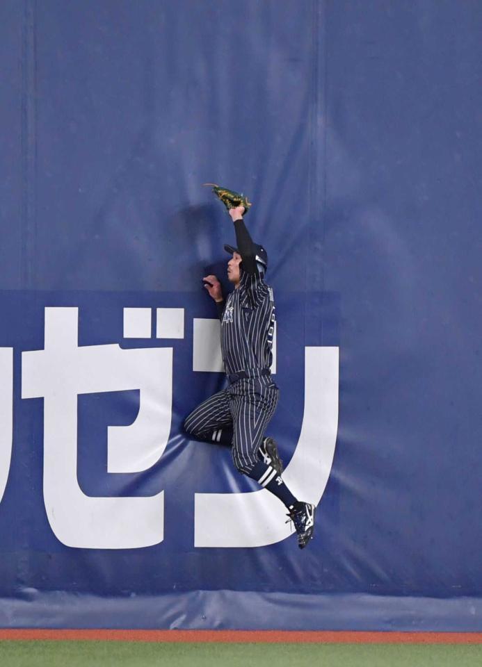 　楽天・岡島の打球を好捕するオリックス時代の後藤駿太＝２１年