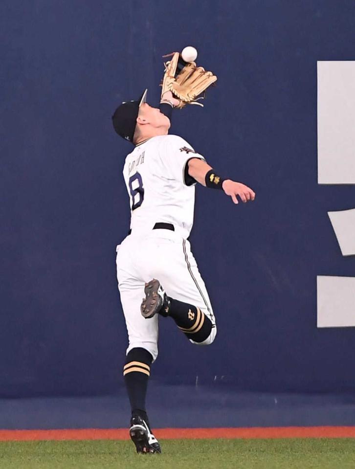 　広島・石原の放った鋭い打球を好捕するオリックス時代の後藤駿太＝２０年