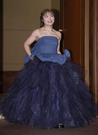 　笑顔で登壇する佐久間朱莉＝都内のホテル（撮影・金田祐二）