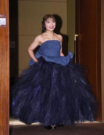 　笑顔で登壇する佐久間朱莉＝都内のホテル（撮影・金田祐二）