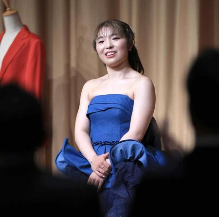 登壇し笑顔の佐久間朱莉＝都内のホテル（撮影・金田祐二）