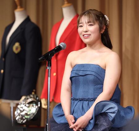 尾崎将司さんに感謝を述べる佐久間朱莉＝都内のホテル（撮影・金田祐二）