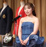 尾崎将司さんに感謝を述べる佐久間朱莉＝都内のホテル（撮影・金田祐二）