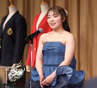 尾崎将司さんに感謝を述べる佐久間朱莉＝都内のホテル（撮影・金田祐二）