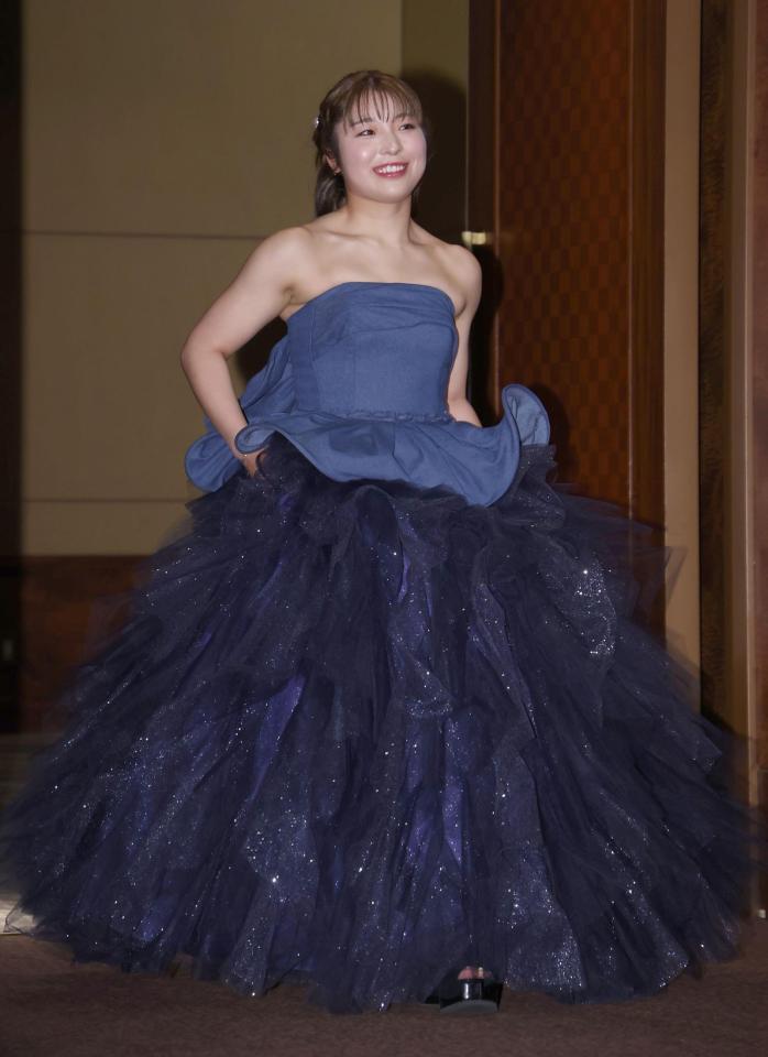 　笑顔で登壇する佐久間朱莉＝都内のホテル（撮影・金田祐二）