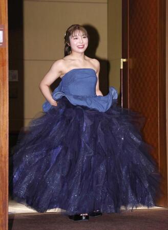 　笑顔で登壇する佐久間朱莉（撮影・金田祐二）