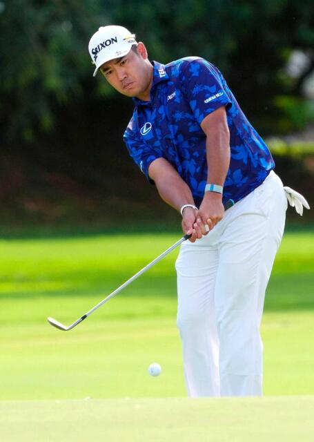 　１０番で第４打を放つ松山英樹（共同）