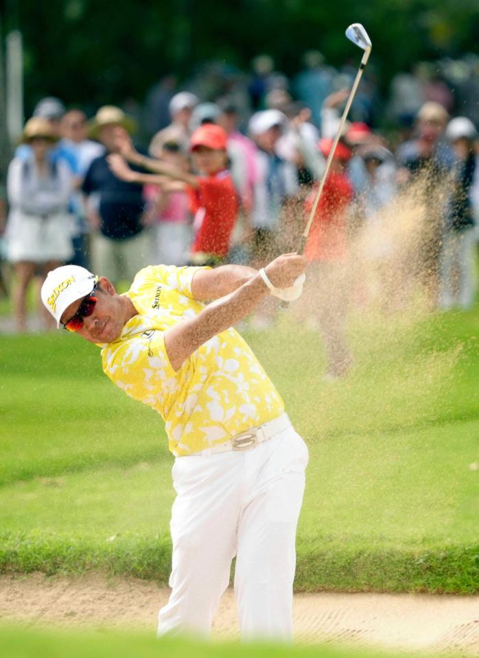　最終ラウンド、２番でバンカーショットを放つ松山英樹。通算９アンダーで１３位（共同）