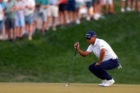 　ラインを読む久常涼＝６日、米アリゾナ州スコッツデール（ゲッティ＝共同）