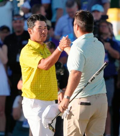 　最終ラウンド、プレーオフ１ホール目で敗れ２位となった松山英樹（左）＝共同