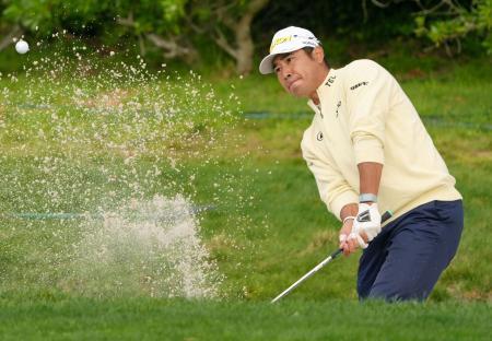 　最終ラウンド、１番でバンカーショットを放つ松山英樹。通算１８アンダーで８位＝ペブルビーチ・リンクス（共同）