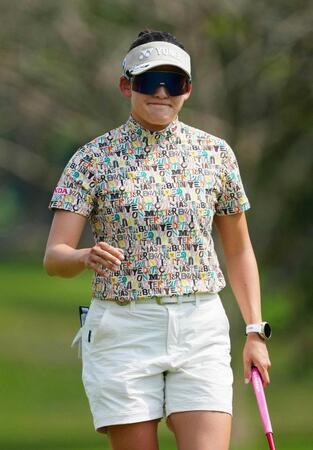 　通算１３アンダーで３位の岩井千怜（共同）