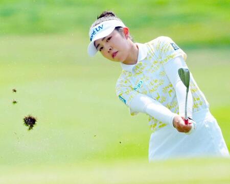 　第３ラウンド、１５番で第２打を放つ山下美夢有（共同）
