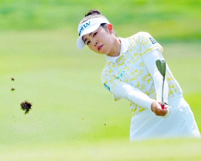 　第３ラウンド、１５番で第２打を放つ山下美夢有（共同）
