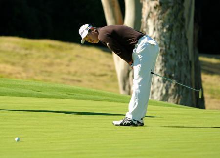 　第３ラウンド、７番でバーディーパットを外した松山英樹。通算３アンダーで３２位＝リビエラＣＣ（共同）