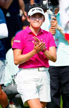 　最終ラウンド、ホールアウトする岩井千怜。通算２３アンダーで２位（共同）